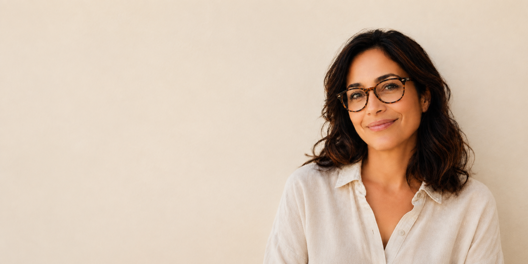 Woman wearing tortoiseshell prescription glasses